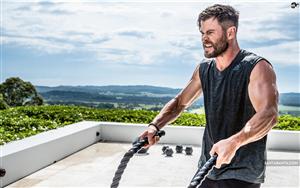 Jaunty Chris Hemsworth doing cross-fit